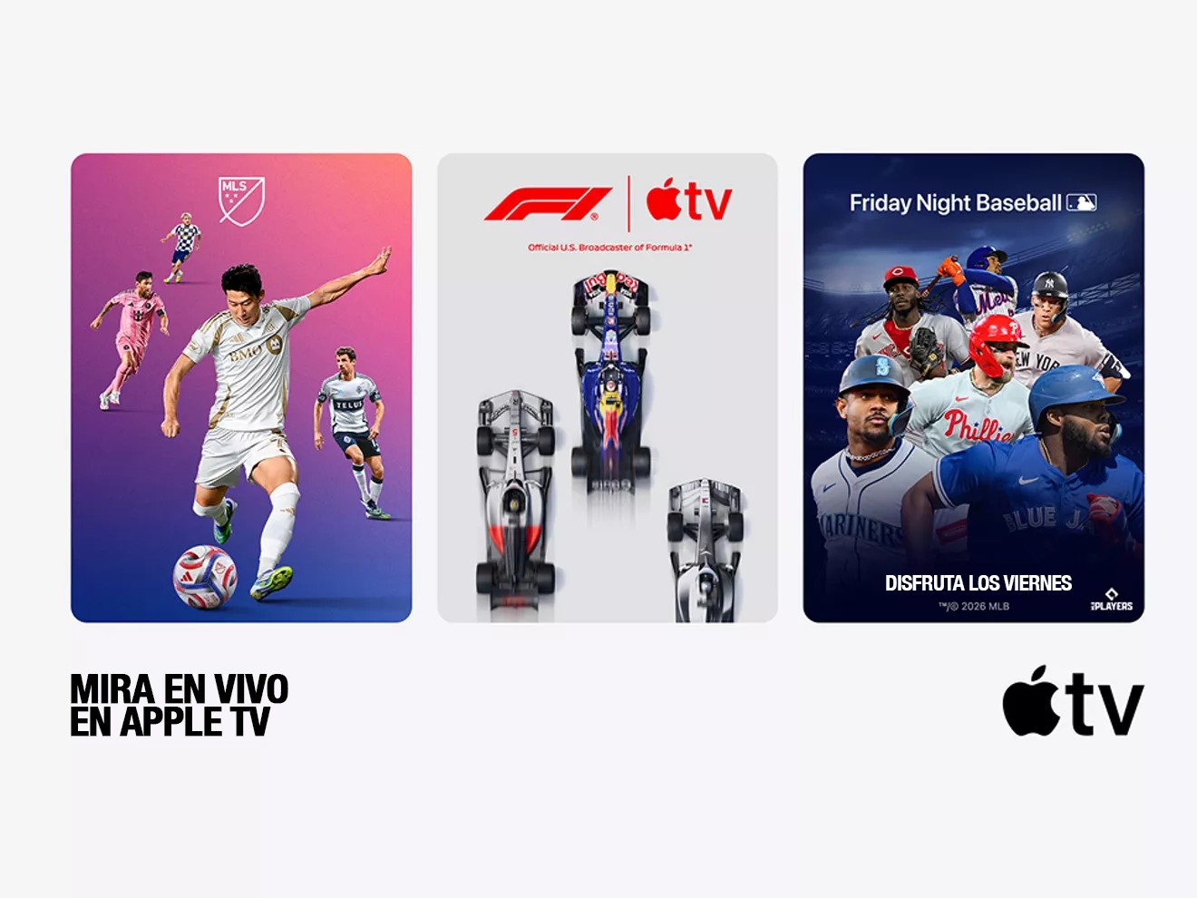 "Míralo en vivo en Apple TV" en la esquina izquierda, jugadores de fútbol corriendo y uno de ellos pateando la pelota en el panel izquierdo, autos de Formula 1® corriendo en el panel central y jugadores de béisbol en el panel derecho, además del logotipo de Apple TV en la esquina derecha