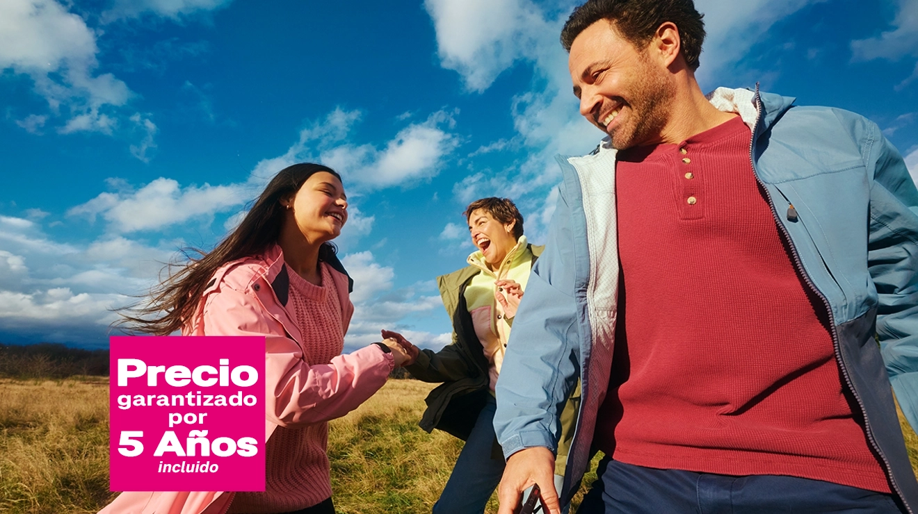 En un campo abierto, dos mujeres y un hombre ríen junto a las palabras &quot;precio garantizado por cinco años&quot;.